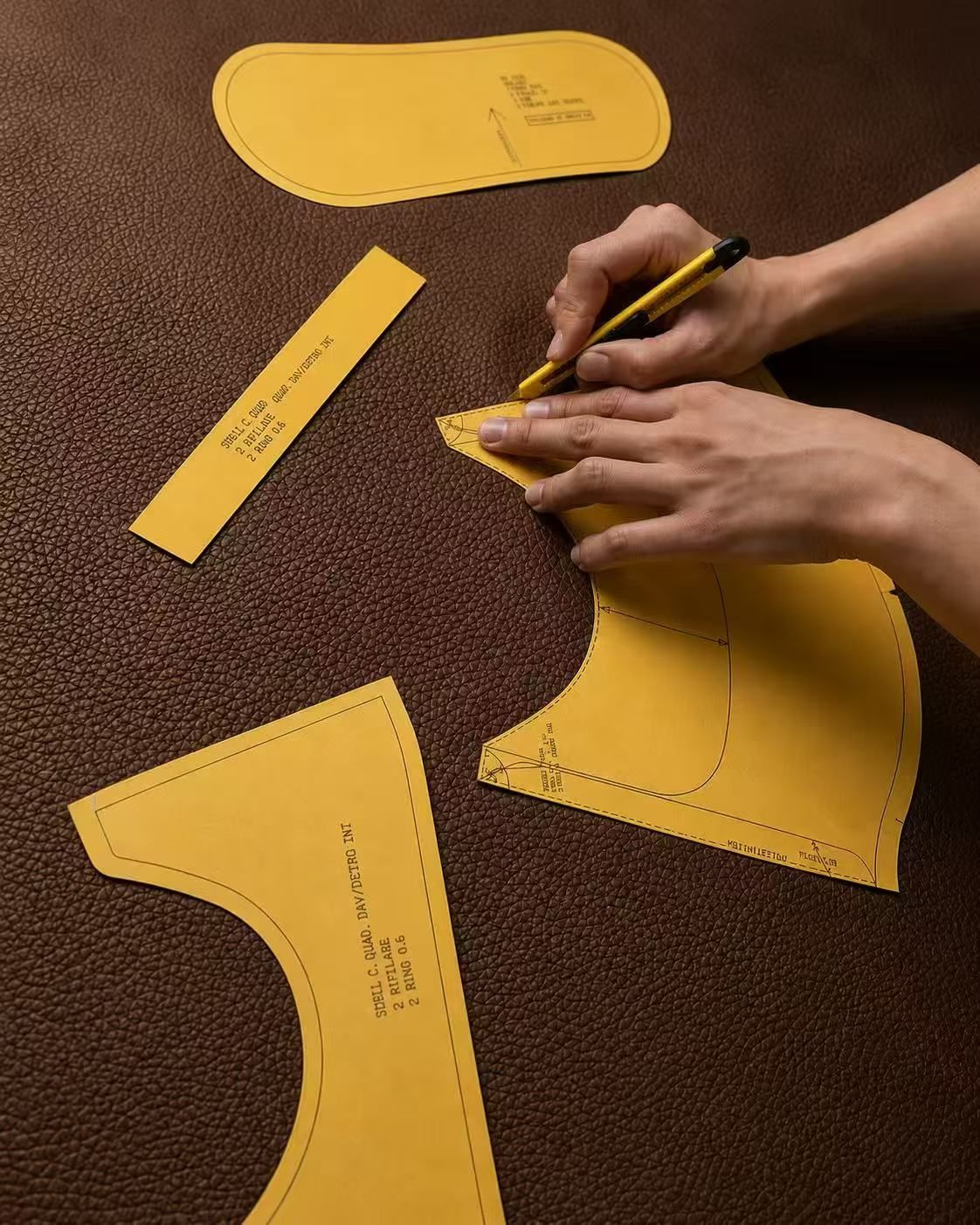 Leather pattern work by hand in the atelier